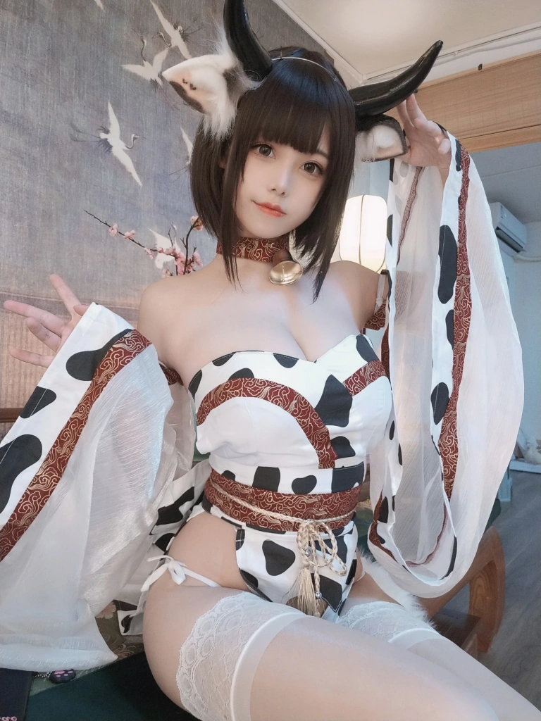 蜜汁猫裘《奶牛自拍》主题写真：30张全套美图