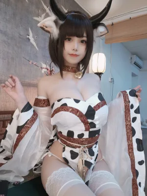 蜜汁猫裘《奶牛自拍》主题写真：30张全套美图