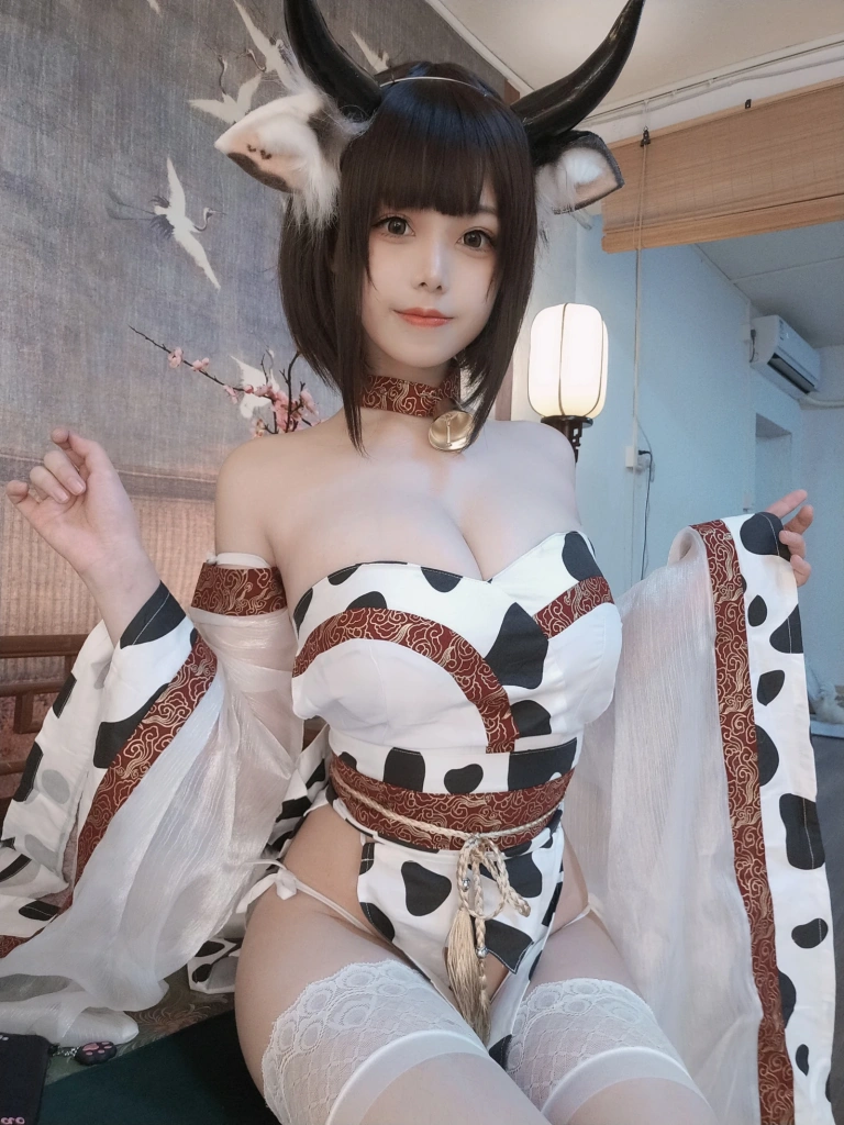 蜜汁猫裘《奶牛自拍》主题写真：30张全套美图