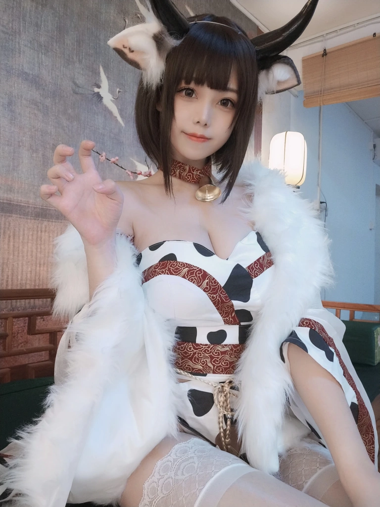 蜜汁猫裘《奶牛自拍》主题写真：30张全套美图