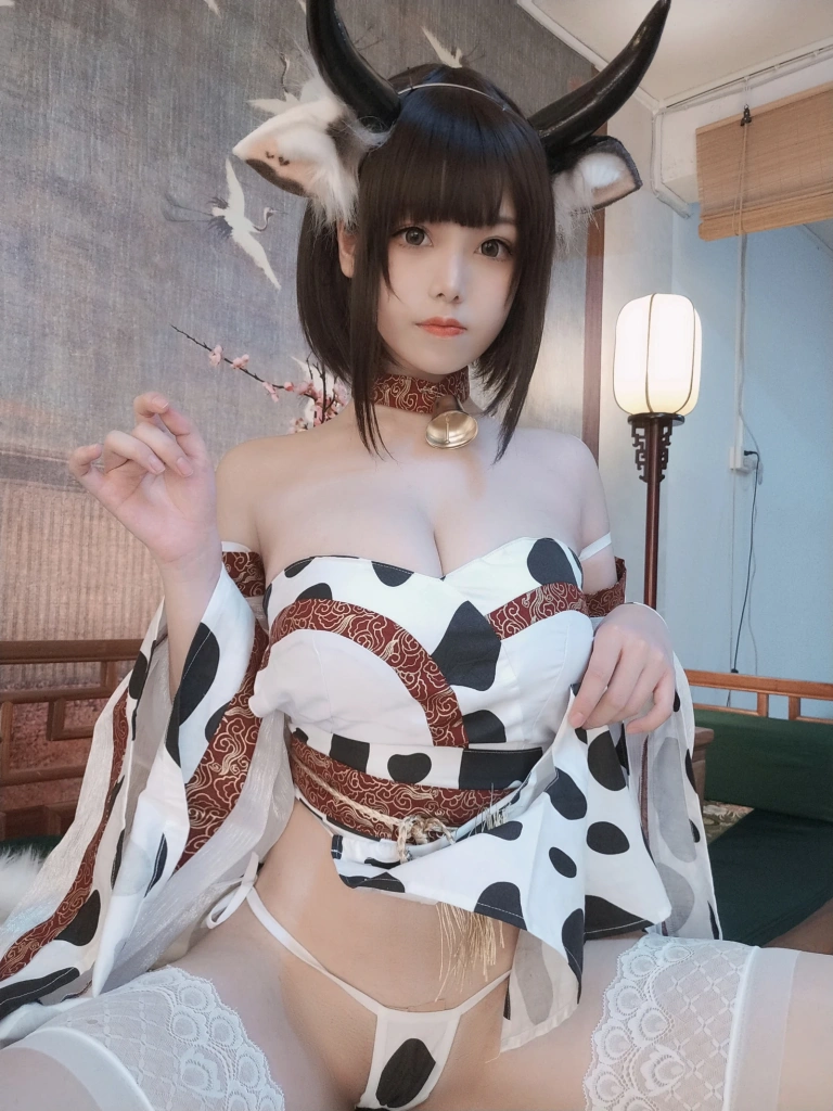 蜜汁猫裘《奶牛自拍》主题写真：30张全套美图