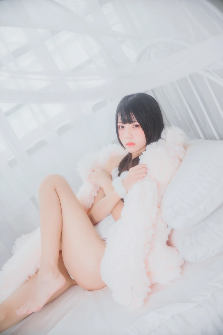 桜桃喵《冬眠 纯白私房》主题写真：46张全套美图