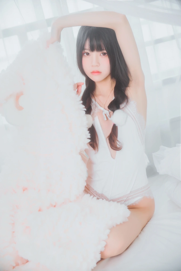 桜桃喵《冬眠 纯白私房》主题写真：46张全套美图