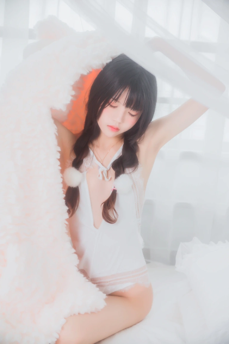 桜桃喵《冬眠 纯白私房》主题写真：46张全套美图