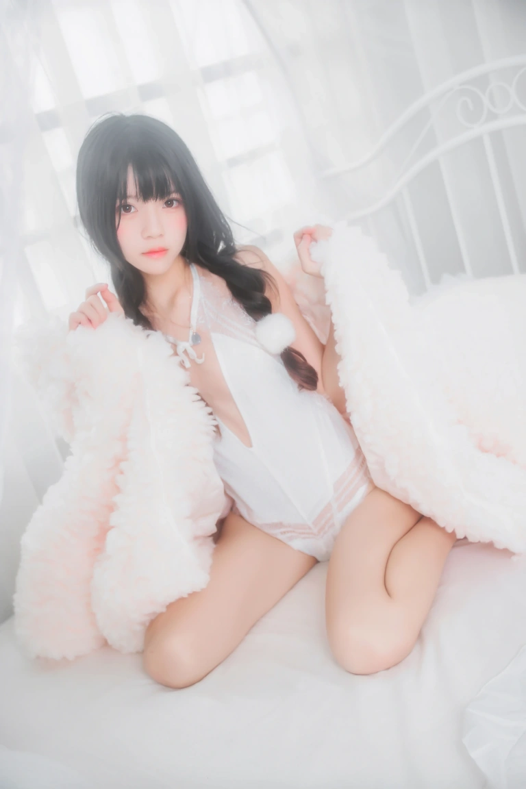 桜桃喵《冬眠 纯白私房》主题写真：46张全套美图