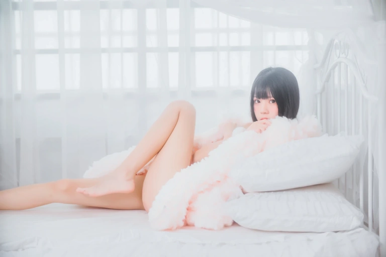 桜桃喵《冬眠 纯白私房》主题写真：46张全套美图