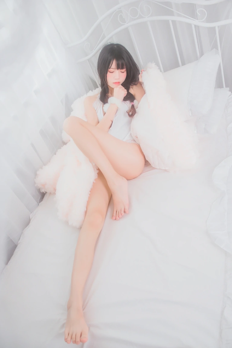 桜桃喵《冬眠 纯白私房》主题写真：46张全套美图