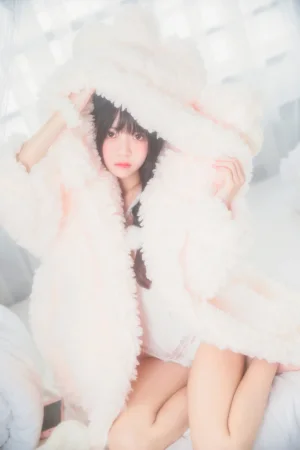 桜桃喵《冬眠 纯白私房》主题写真：46张全套美图