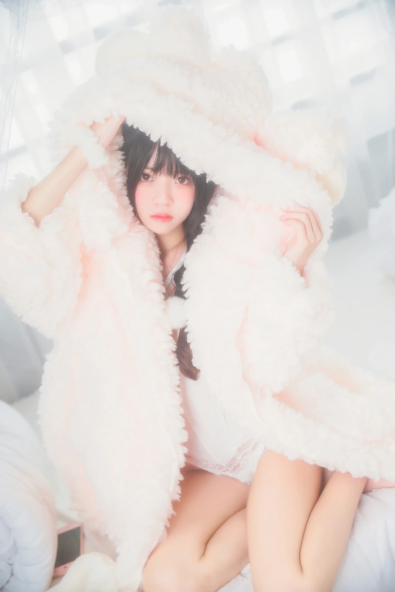 桜桃喵《冬眠 纯白私房》主题写真：46张全套美图