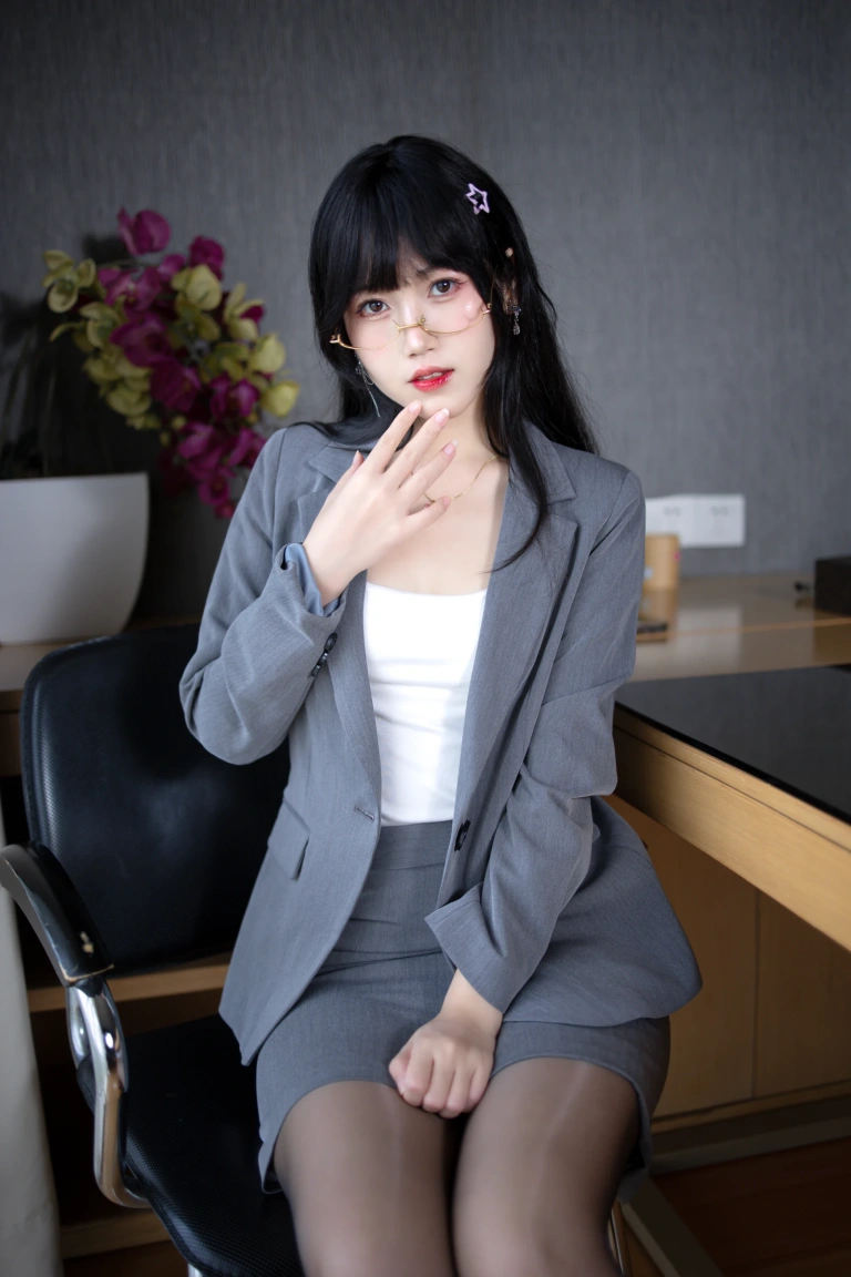 不呆猫《OL 顶头上司》主题写真：91张全套美图，含1个视频