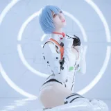 周叽是可爱兔兔《绫波丽 白战》主题写真：21张全套美图