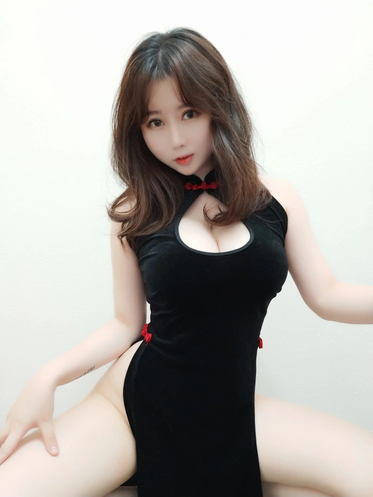 依酱《旗袍》主题写真：25张全套美图
