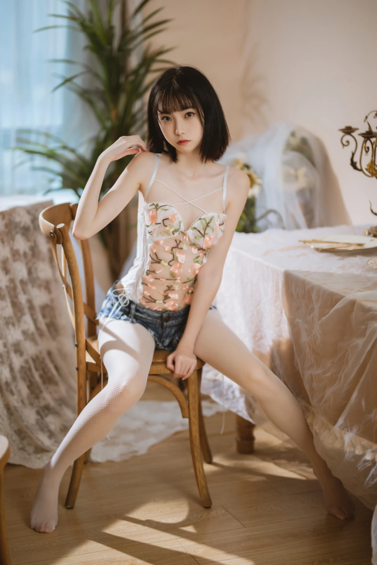 许岚《纯欲牛仔短裤》主题写真：40张全套美图