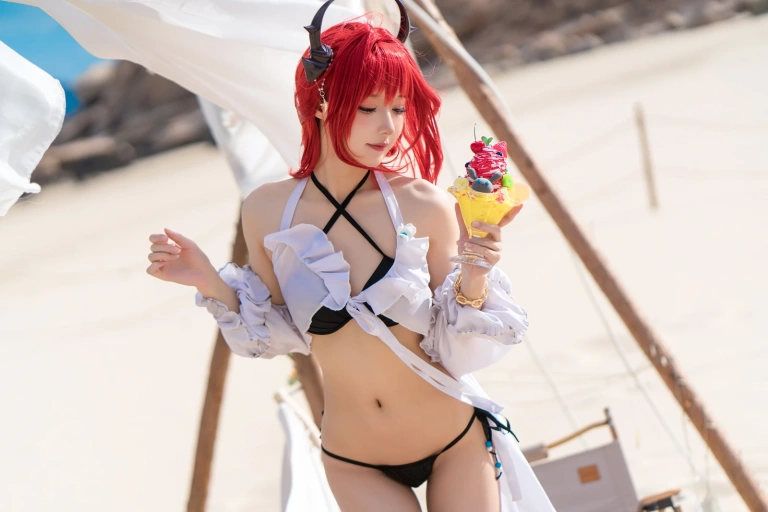 阿包也是兔娘《明日方舟 史尔特尔》主题写真：50张全套美图