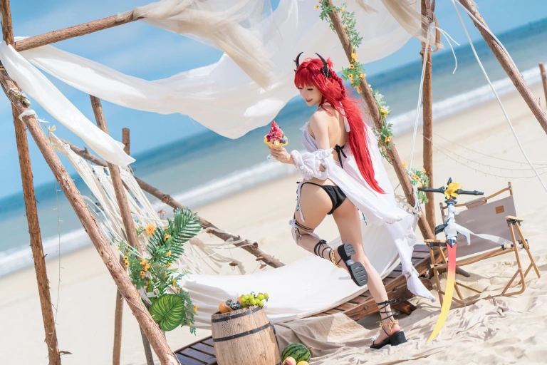 阿包也是兔娘《明日方舟 史尔特尔》主题写真：50张全套美图