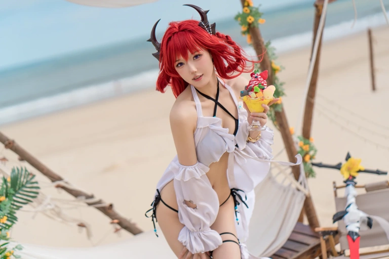 阿包也是兔娘《明日方舟 史尔特尔》主题写真：50张全套美图