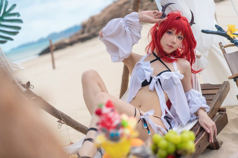 阿包也是兔娘《明日方舟 史尔特尔》主题写真：50张全套美图