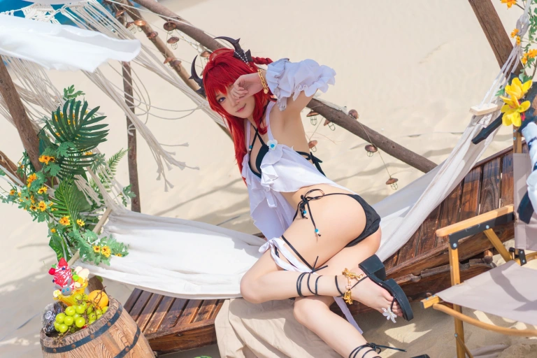 阿包也是兔娘《明日方舟 史尔特尔》主题写真：50张全套美图