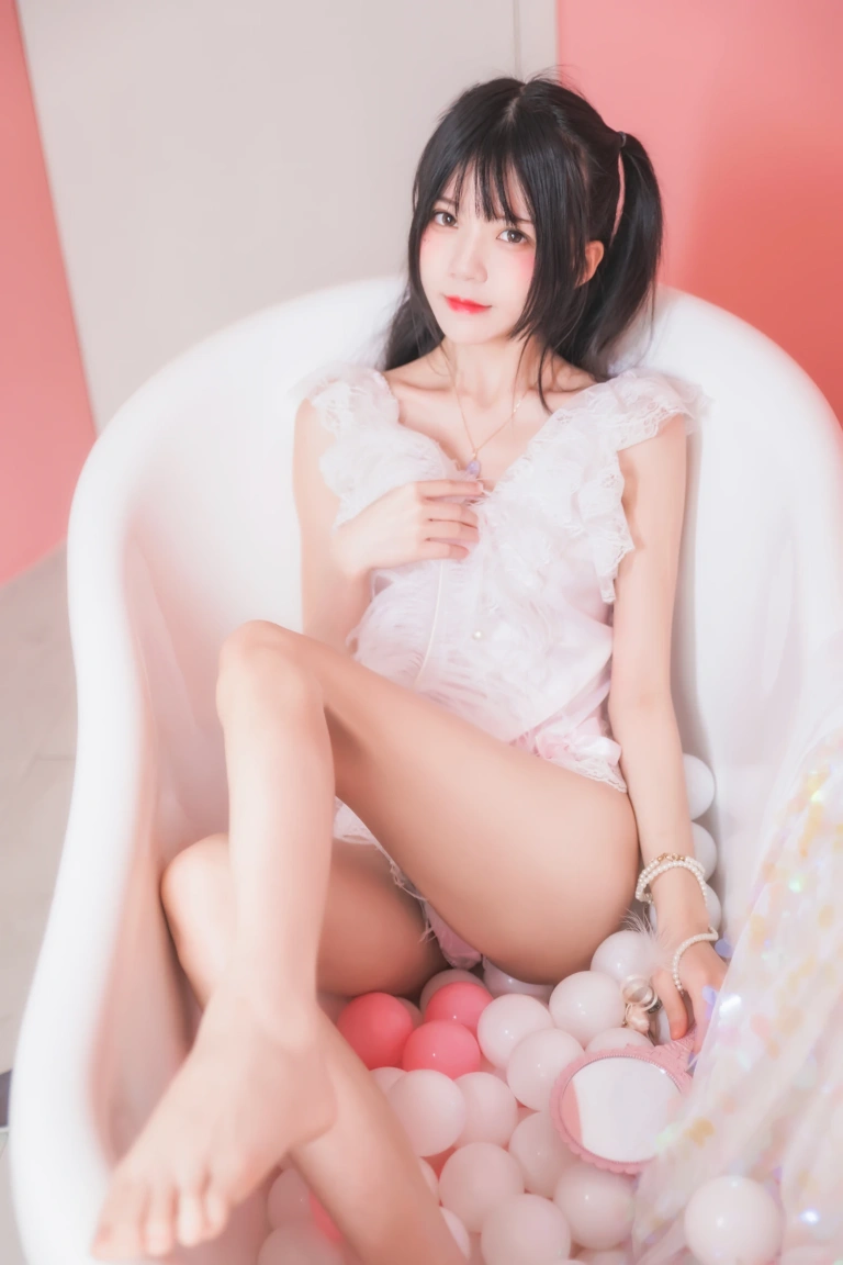 桜桃喵《冬眠 粉色浴缸》主题写真：57张全套美图