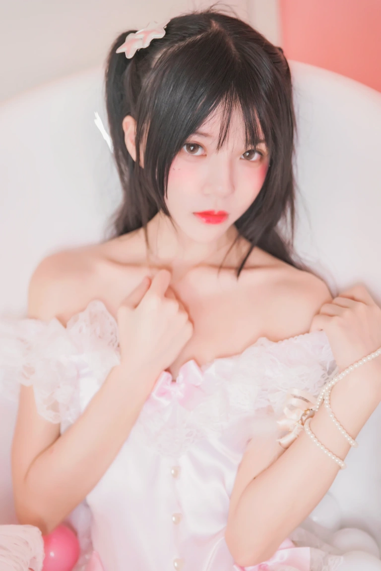 桜桃喵《冬眠 粉色浴缸》主题写真：57张全套美图