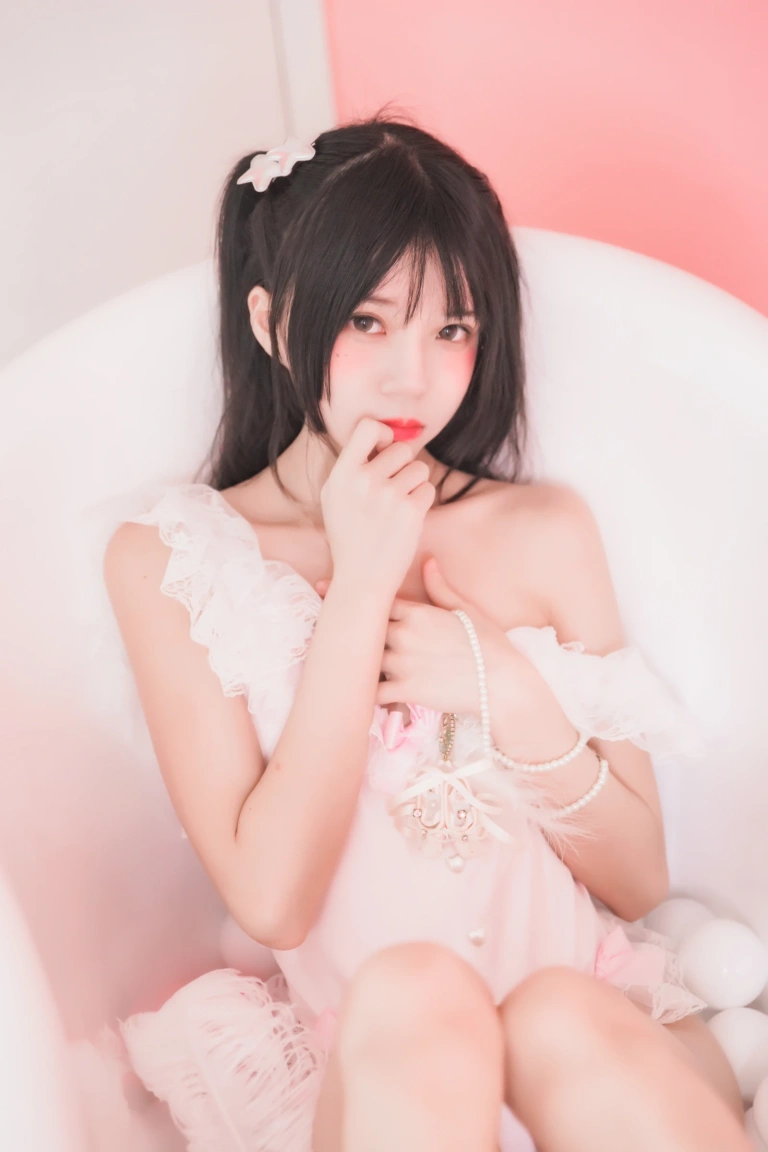桜桃喵《冬眠 粉色浴缸》主题写真：57张全套美图
