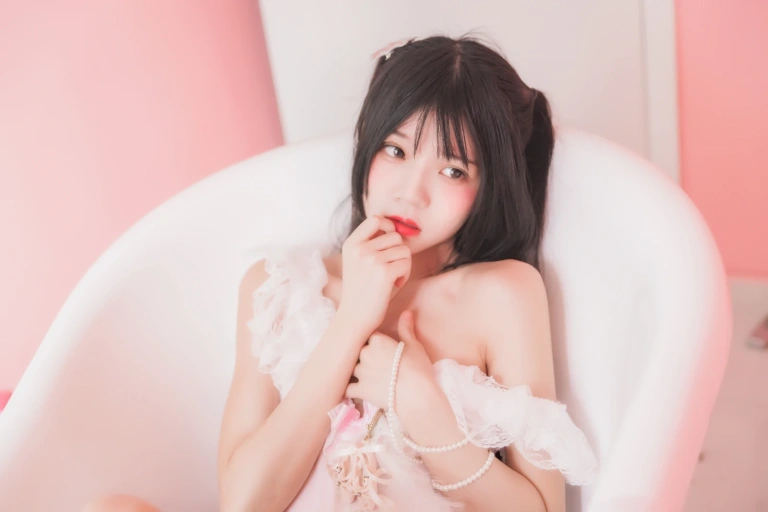 桜桃喵《冬眠 粉色浴缸》主题写真：57张全套美图