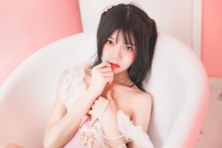 桜桃喵《冬眠 粉色浴缸》主题写真：57张全套美图