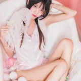 桜桃喵《冬眠 粉色浴缸》主题写真：57张全套美图