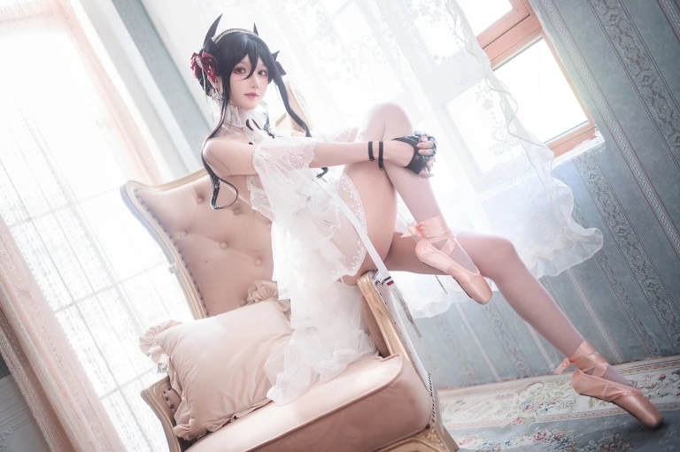 阿包也是兔娘《明日方舟 伊内斯芭蕾》主题写真：25张全套美图
