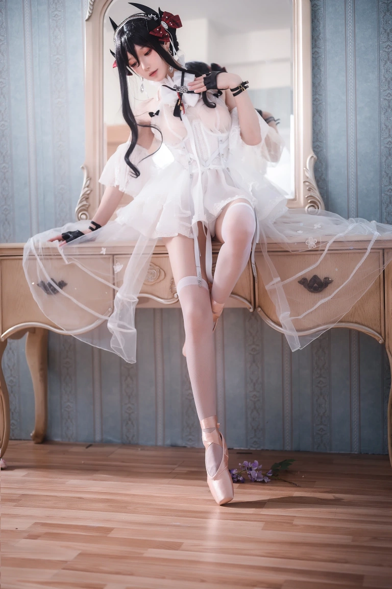 阿包也是兔娘《明日方舟 伊内斯芭蕾》主题写真：25张全套美图