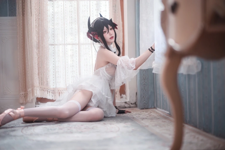 阿包也是兔娘《明日方舟 伊内斯芭蕾》主题写真：25张全套美图
