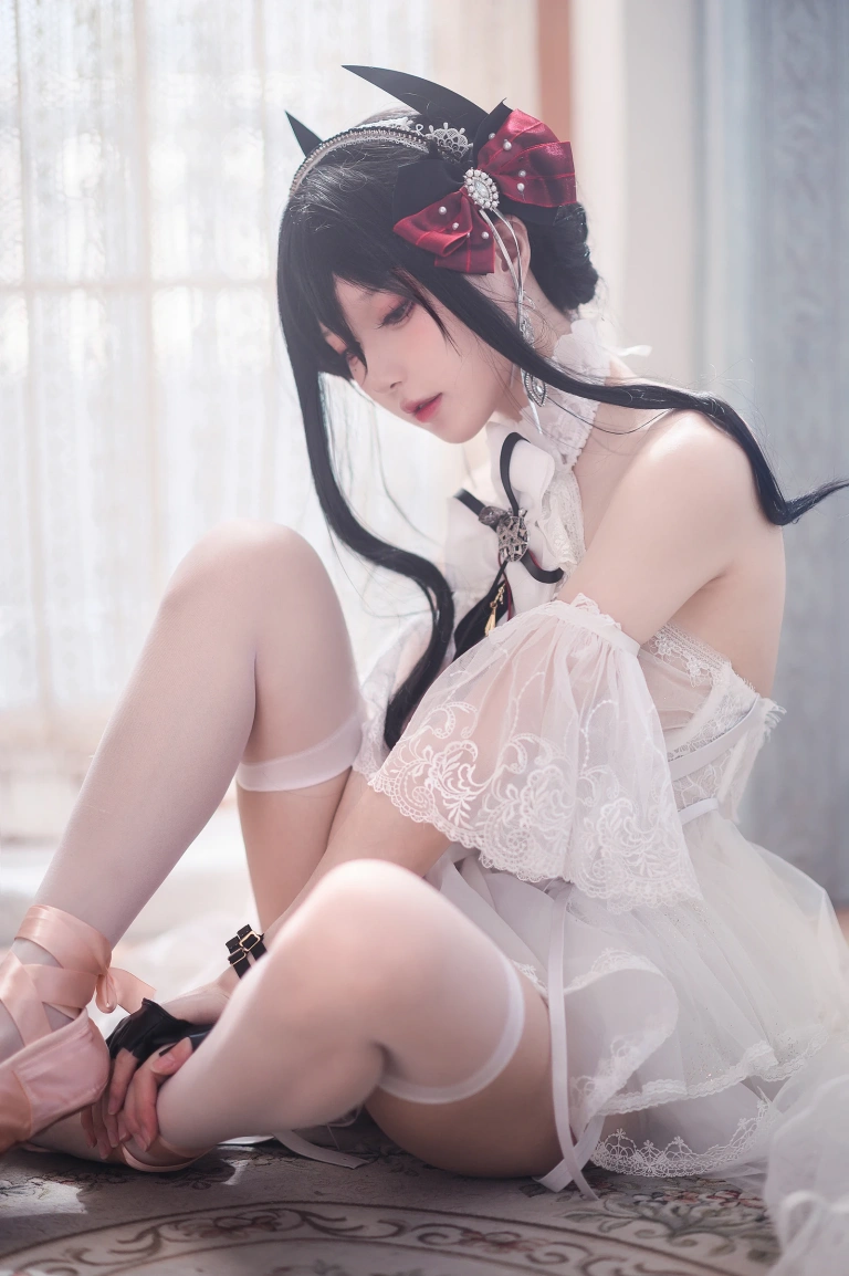 阿包也是兔娘《明日方舟 伊内斯芭蕾》主题写真：25张全套美图