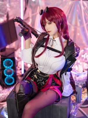 小仓千代《Kafka HSR 卡芙卡》主题写真：27张全套美图