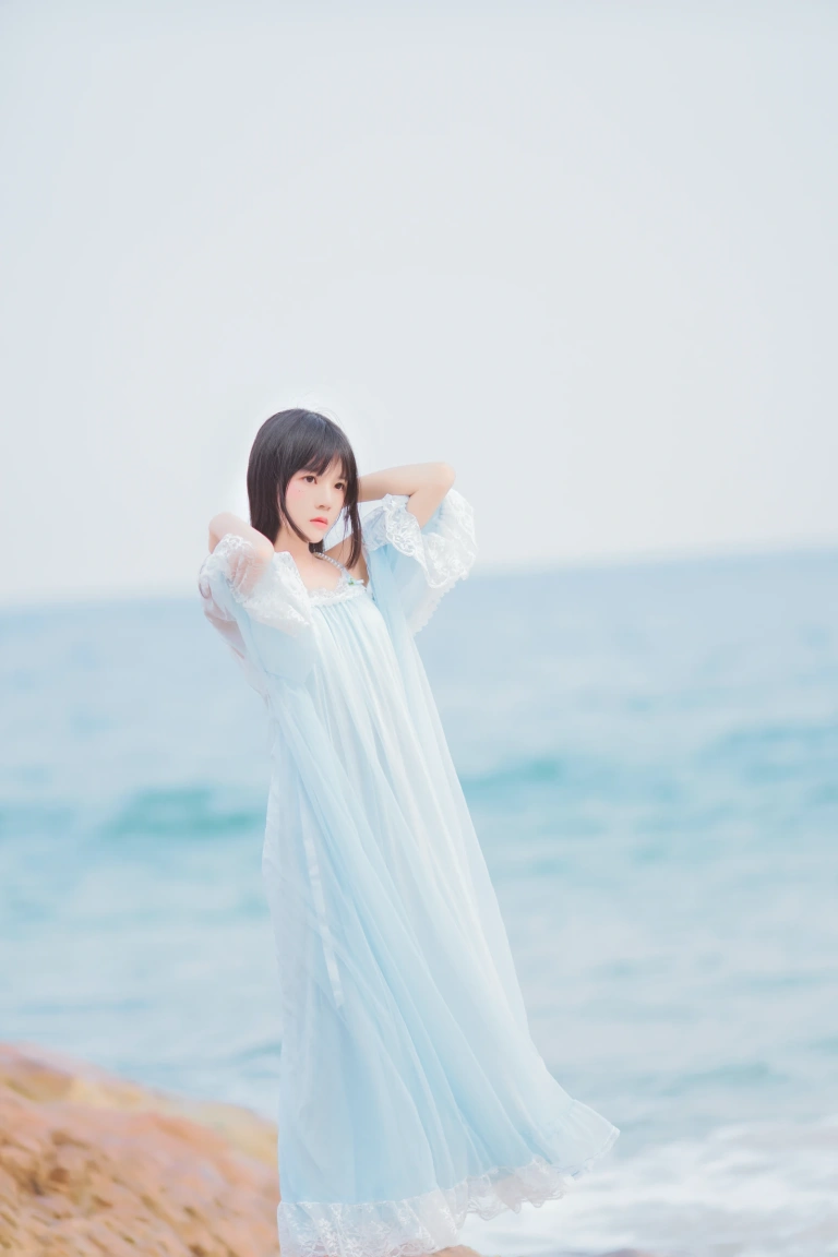 桜桃喵《冬眠 长裙》主题写真：14张全套美图