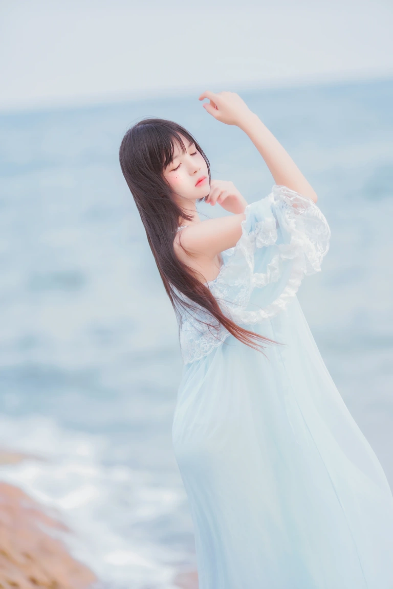 桜桃喵《冬眠 长裙》主题写真：14张全套美图