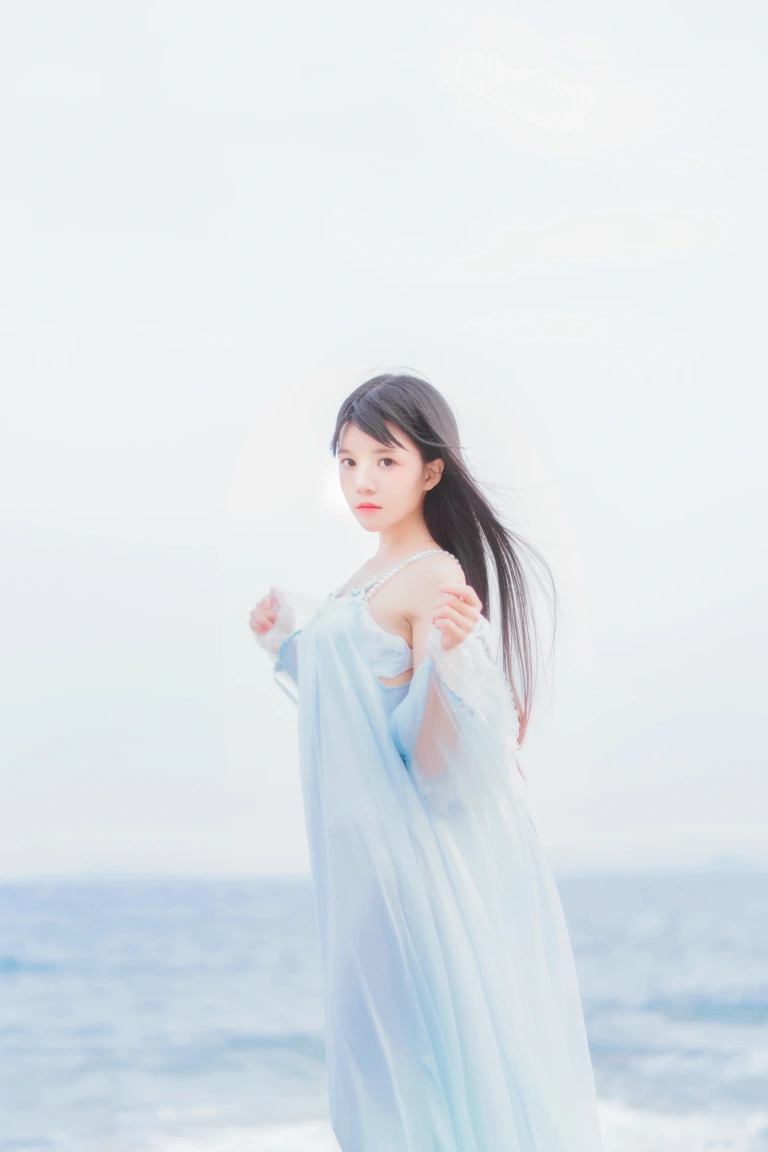 桜桃喵《冬眠 长裙》主题写真：14张全套美图