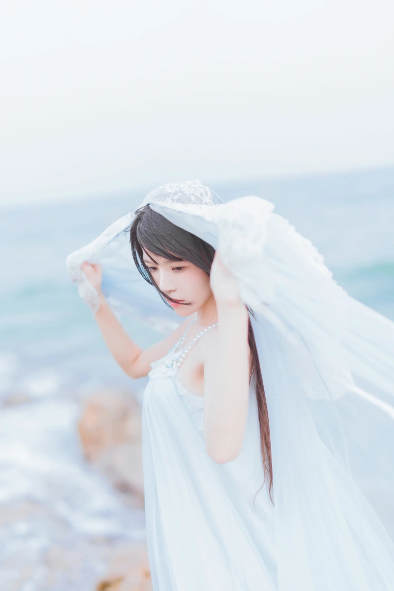 桜桃喵《冬眠 长裙》主题写真：14张全套美图