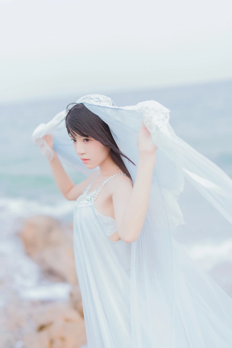 桜桃喵《冬眠 长裙》主题写真：14张全套美图