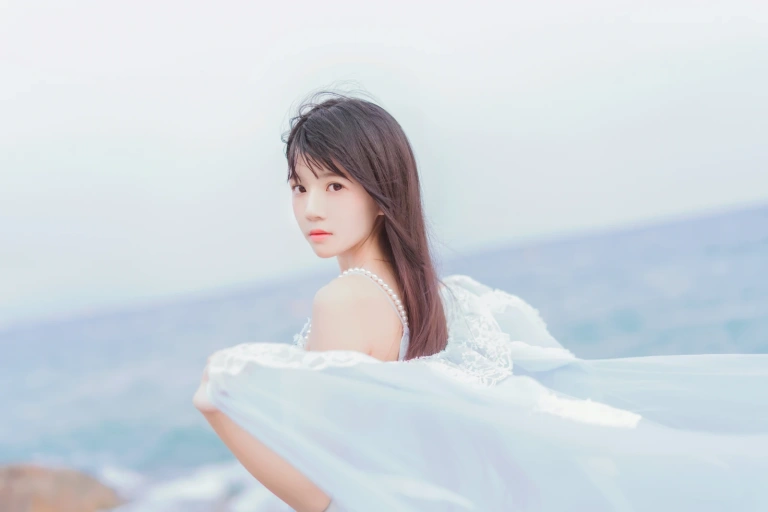 桜桃喵《冬眠 长裙》主题写真：14张全套美图