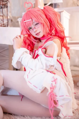花铃《交错战线卡缇娜》主题写真：21张全套美图