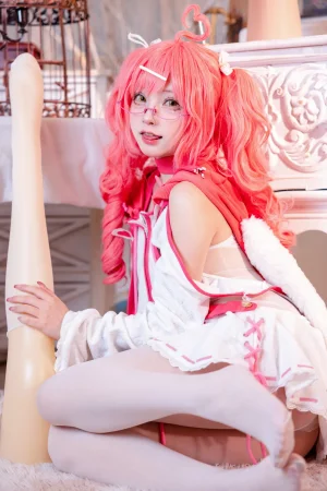 花铃《交错战线卡缇娜》主题写真：21张全套美图
