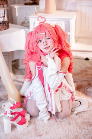 花铃《交错战线卡缇娜》主题写真：21张全套美图