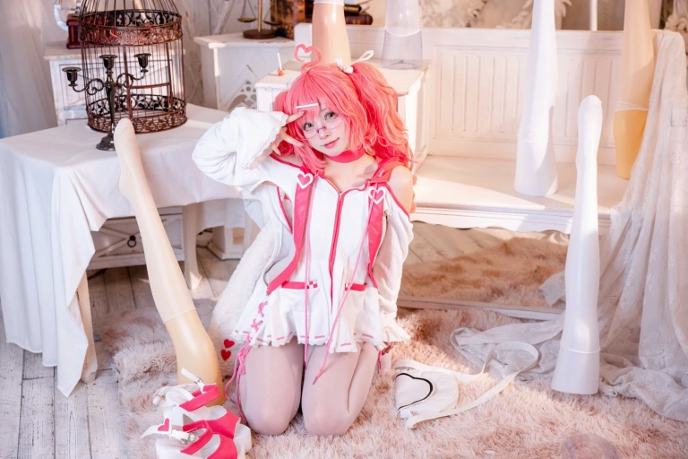 花铃《交错战线卡缇娜》主题写真：21张全套美图