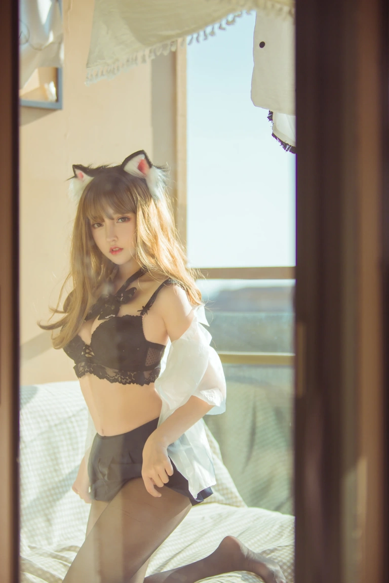 过期米线线喵《阳台 黑丝猫娘》主题写真：24张全套美图