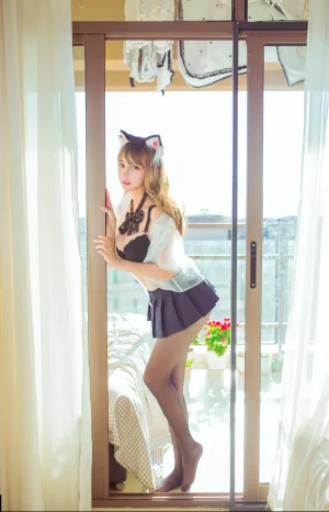过期米线线喵《阳台 黑丝猫娘》主题写真：24张全套美图
