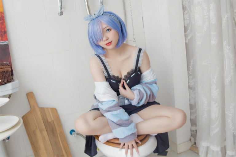 花铃《蕾姆居家服》主题写真：30张全套美图
