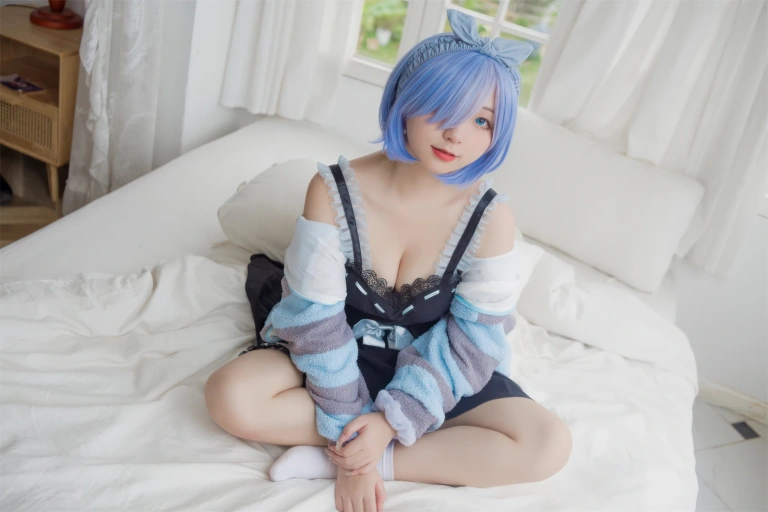 花铃《蕾姆居家服》主题写真：30张全套美图