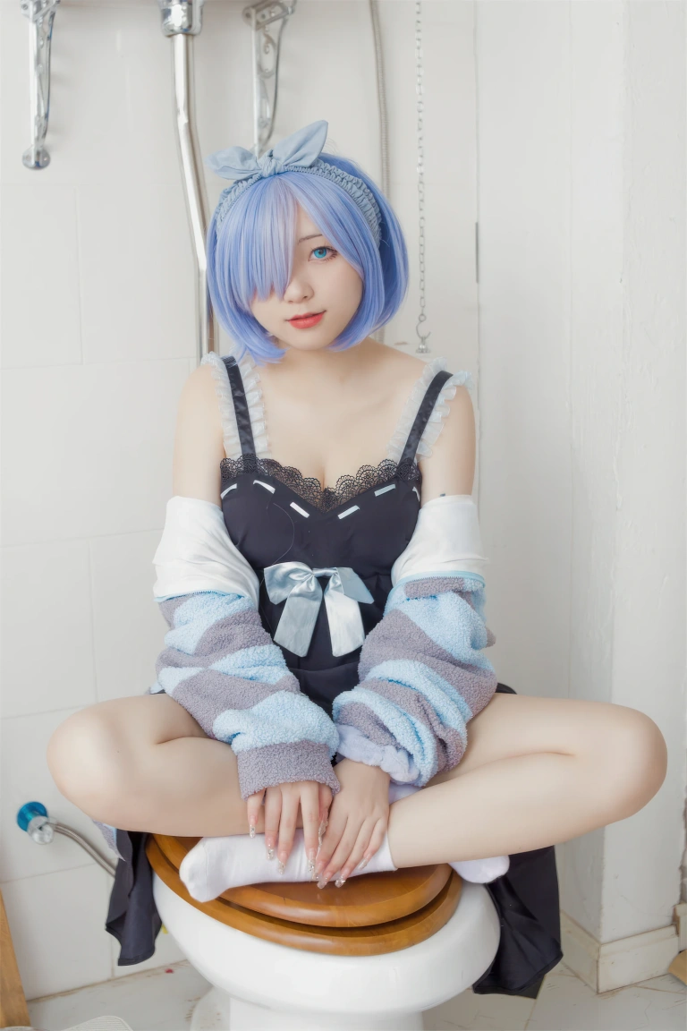 花铃《蕾姆居家服》主题写真：30张全套美图