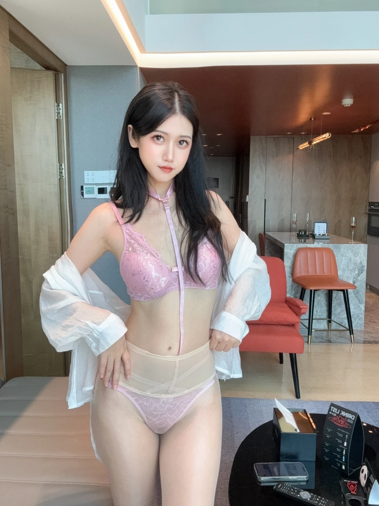 不呆猫《粉色衬衣女友》主题写真：66张全套美图，含1个视频