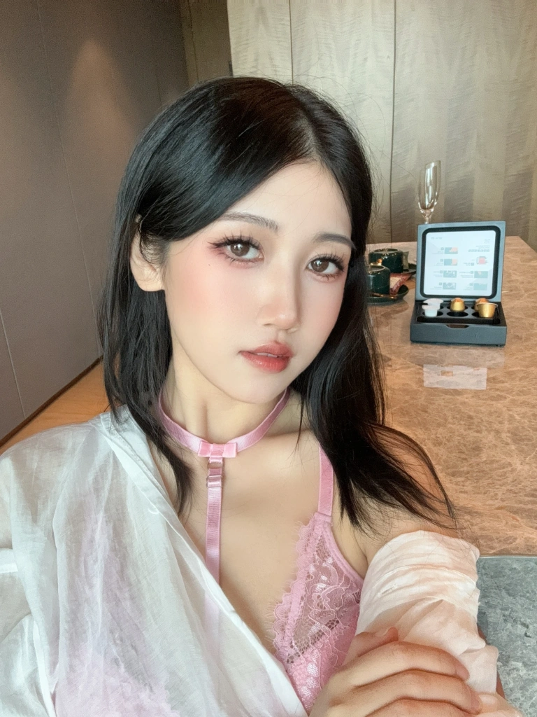 不呆猫《粉色衬衣女友》主题写真：66张全套美图，含1个视频